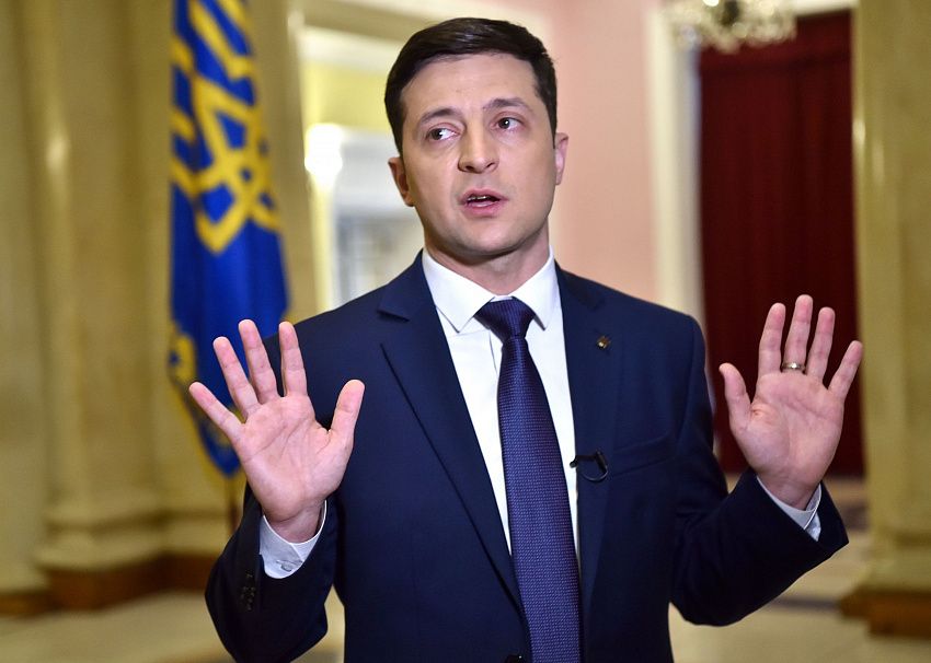 Зеленский решил не вмешиваться в ситуацию в Беларуси: "Народ должен сам решать..."