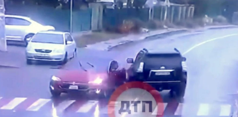 Пьяный водитель устроил переполох под Киевом: протаранил Tesla с ребенком и въехал в маршрутку   - today.ua