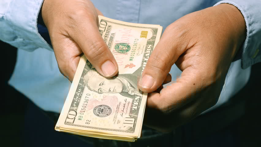 Стоит ли украинцам сейчас менять доллары: эксперты рассказали