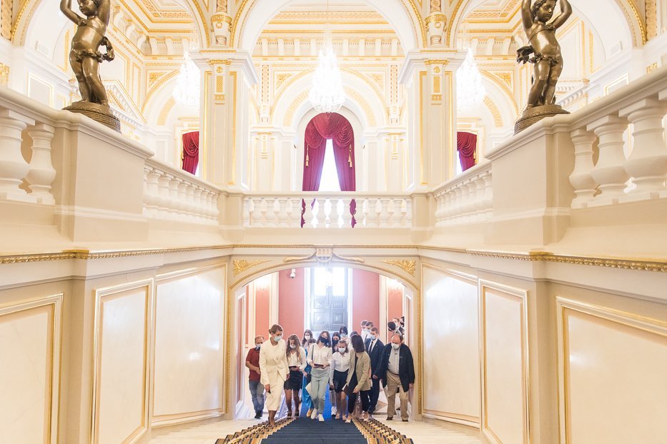Зеленская показала школьникам резиденцию президента Украины – Мариинский дворец