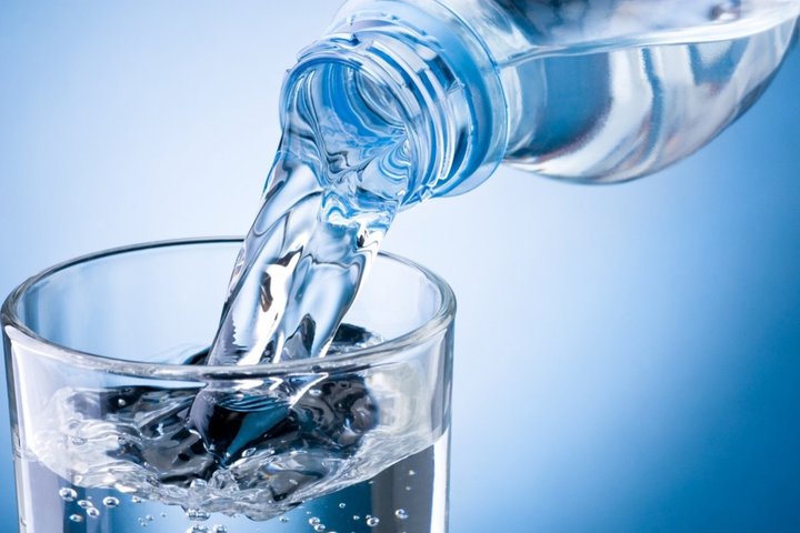 Вода в пляшках небезпечна для здоров'я: вчені виявили серйозну проблему