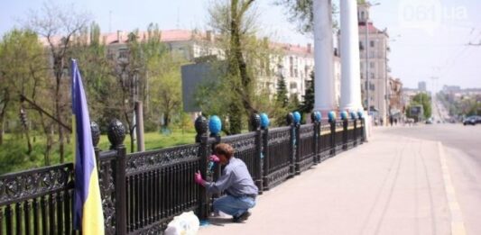 “Мили паркани і асфальт“: в Мережі з'явилося відео підготовки до приїзду Зеленського в Харків - today.ua