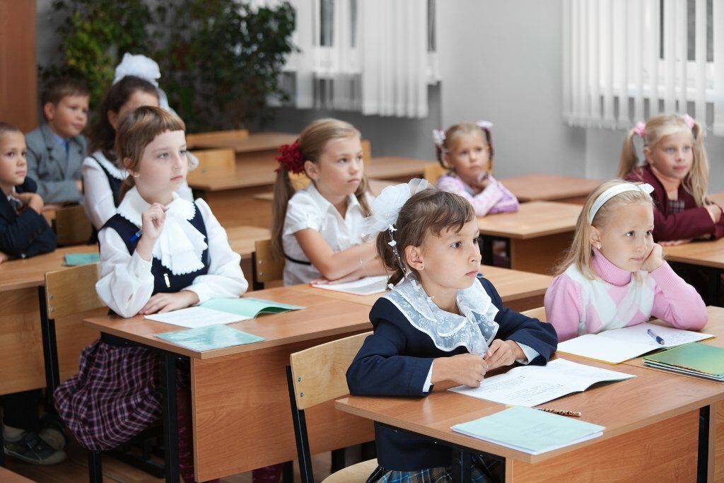 В украинских школах возник дефицит учебников: кого из учеников “обделили“   