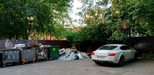 У Києві розкішний Bentley залишили серед купи сміття - today.ua