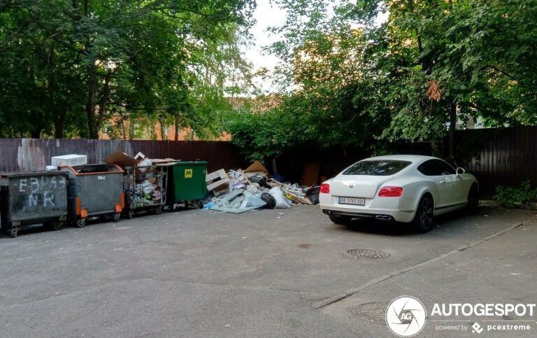 В Киеве роскошный Bentley оставили среди кучи мусора - today.ua