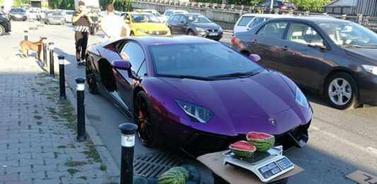 Владелец Lamborghini продавал арбузы из багажника своего авто - today.ua