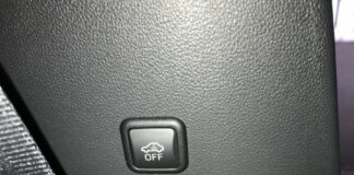 Загадочная кнопка на центральной панели авто: зачем она? - today.ua