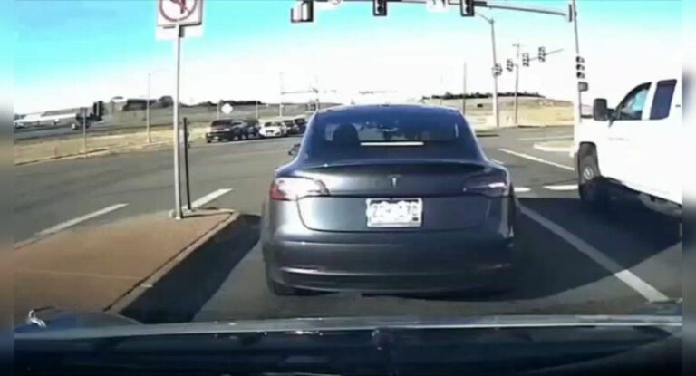 У Мережі показали відео, як автопілот Tesla ухилився від самоскида - today.ua
