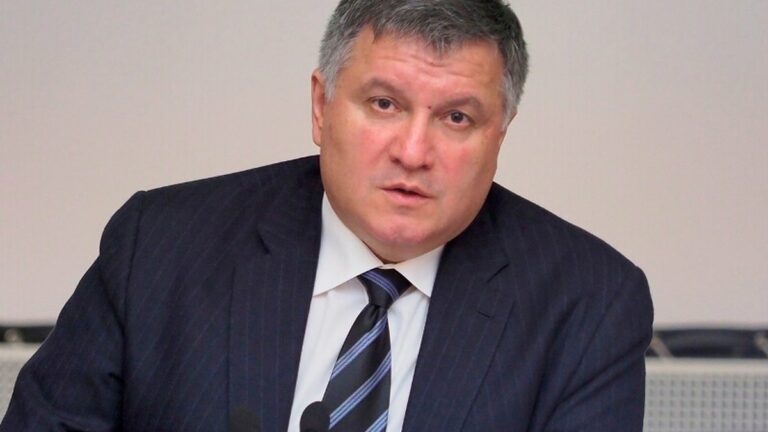 Міністр Аваков різко відреагував на позицію Фокіна щодо Донбасу: “Гнати, як мінімум, знову на пенсію“ - today.ua