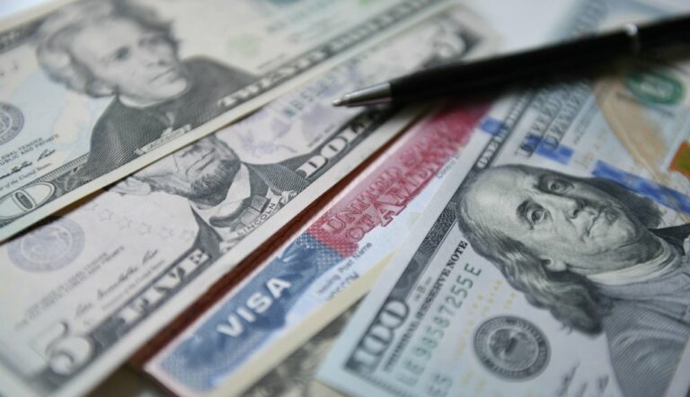 Доллар снова подорожал: валюта поднялась до максимума с начала прошлого года  - today.ua