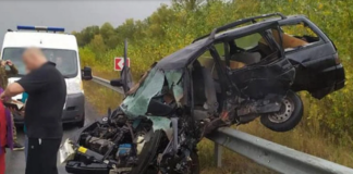 Смертельна ДТП під Черніговом: авто вилетіло на огорожу, двоє людей загинули - today.ua