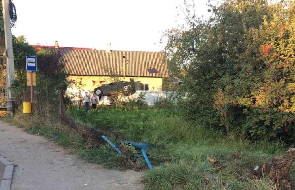 ДТП в Черновцах: лихой полицейский “припарковал“ свою машину на заборе