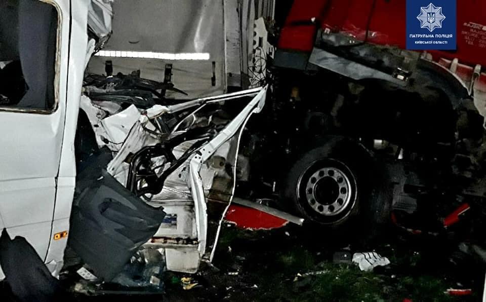 Масштабна нічна ДТП під Києвом: в зіткненні чотирьох автомобілів загинуло п'ятеро людей, ще 14 одержали травми
