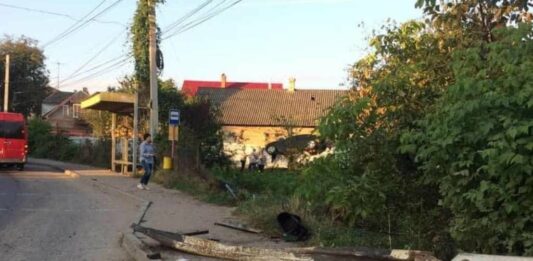 ДТП в Черновцах: лихой полицейский “припарковал“ свою машину на заборе - today.ua