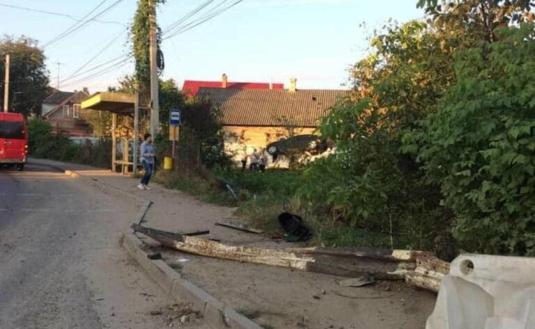 ДТП в Чернівцях: відчайдушний поліцейський “припаркував“ свою машину на паркані - today.ua