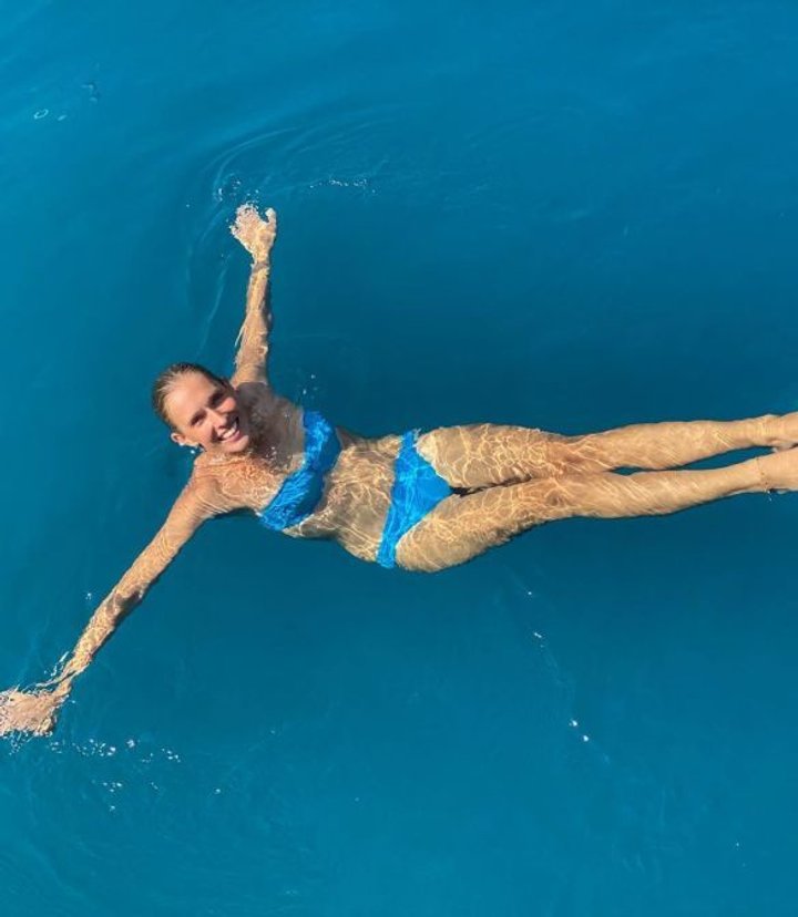 Катя Осадча підкорила Мережу розкішною фігурою: бездоганне тіло у блакитному купальнику