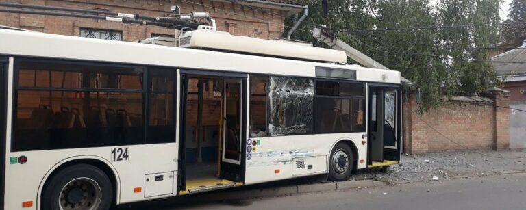 Масштабное ДТП в центре Кропивницкого: огромная фура влетела в троллейбус с пассажирами - today.ua