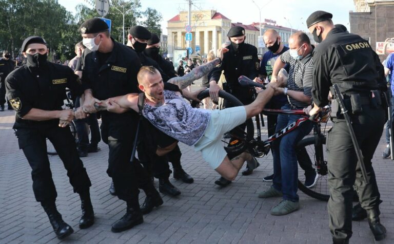 У Мінську стали викрадати людей на вулицях: їх відвозять невідомі в масках, - відео - today.ua