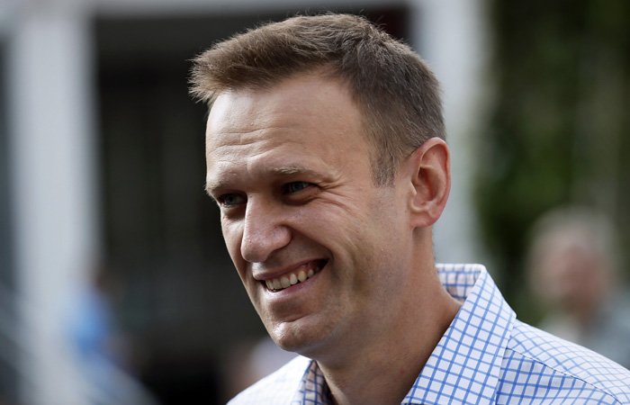 Навальному уже гораздо лучше: он встает с постели и вполне вменяем, - клиника Шарите