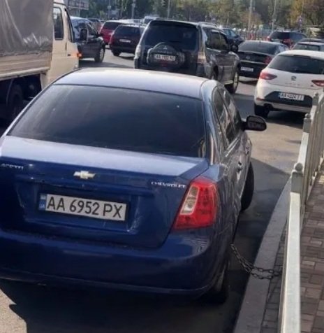 Киянин оригінально захистив авто від евакуатора - today.ua
