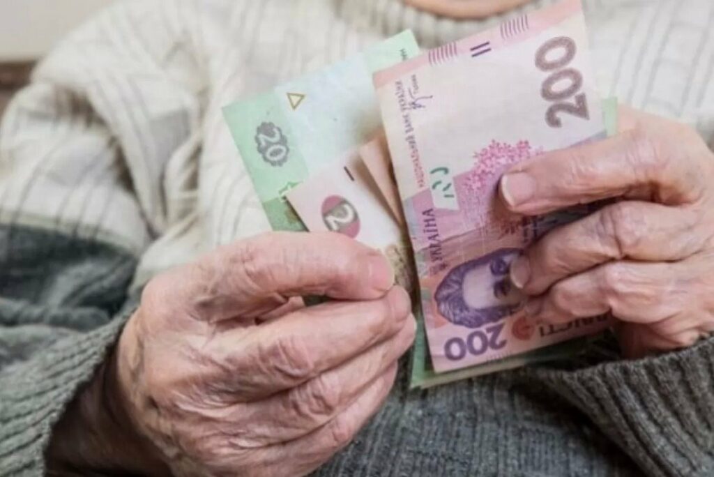 В Україні вже із січня мінімальна пенсія буде майже 8 тисяч гривень: стало відомо, кому підвищать виплати