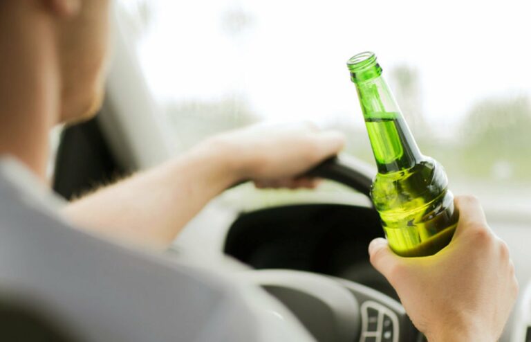 Чи можна пити безалкогольне пиво в автомобілі, що стоїть? - today.ua