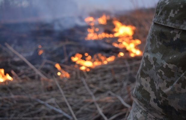 На Донбасі під час гасіння пожежі загадково зникли два українських бійця: що кажуть у штабі ООС