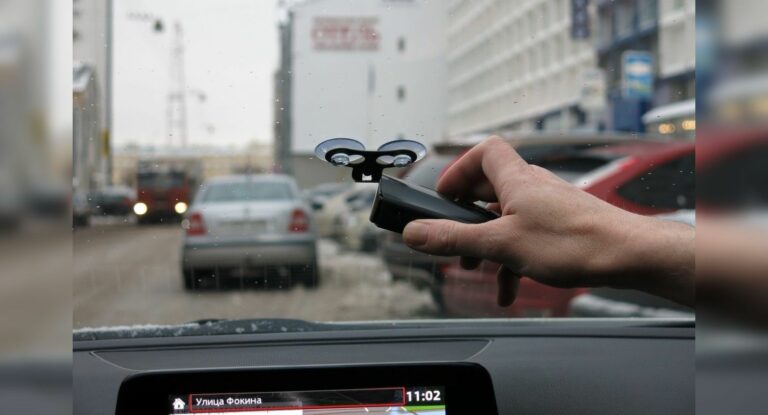 Чем опасны присоски на лобовом стекле машины?  - today.ua