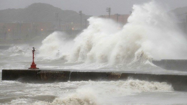 Тайфун в Японии забрал страшную жертву: в море утонуло огромное судно с 6 тысячами душ - today.ua