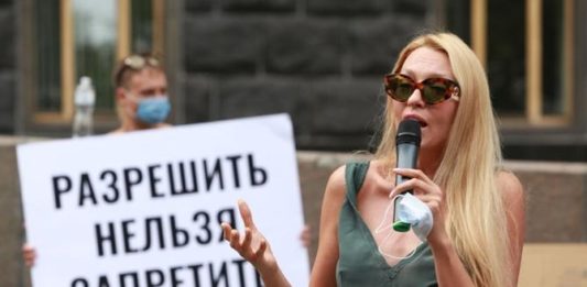 Оля Полякова вийшла на мітинг під Кабміном: артистка звинувачує владу у тому, що залишилася без роботи - today.ua