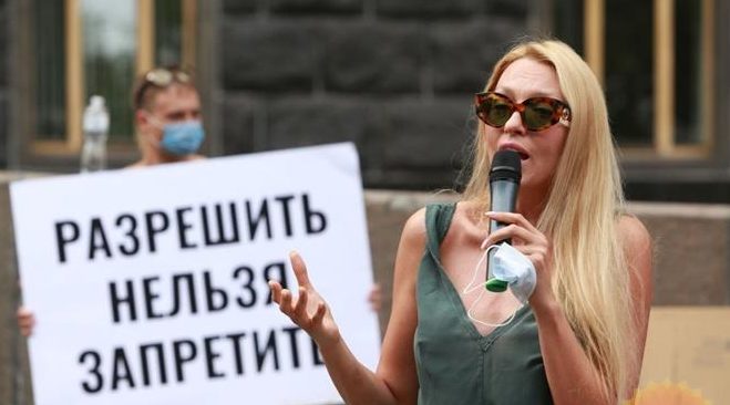 Оля Полякова вийшла на мітинг під Кабміном: артистка звинувачує владу у тому, що залишилася без роботи
