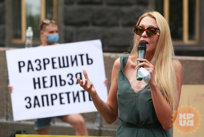 Оля Полякова вышла на митинг под Кабмином: артистка обвиняет власть в том, что осталась без работы  - today.ua