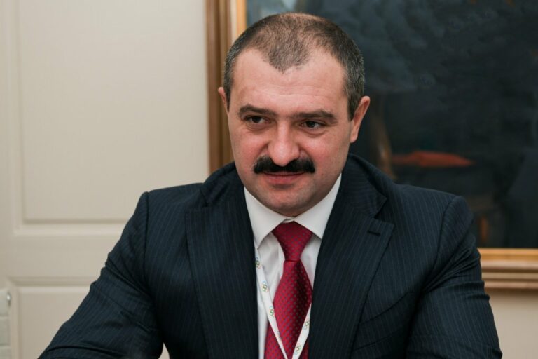 Син Лукашенко прокоментував протести в Білорусі: “Нам не страшно“ - today.ua