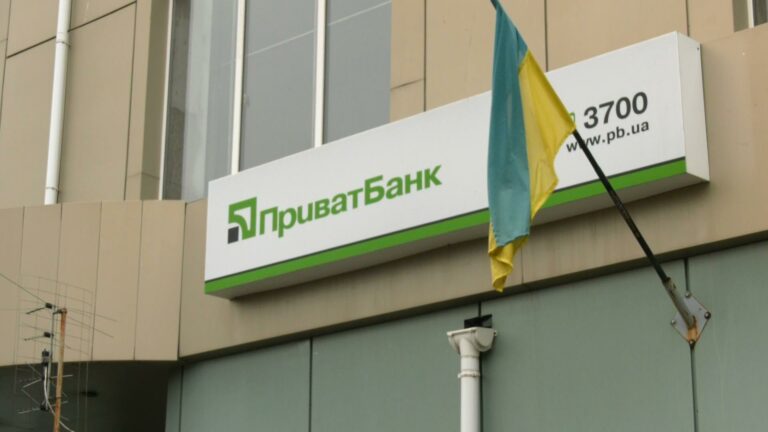 ПриватБанк и Ощадбанк массово закрывают отделения: названа причина  - today.ua
