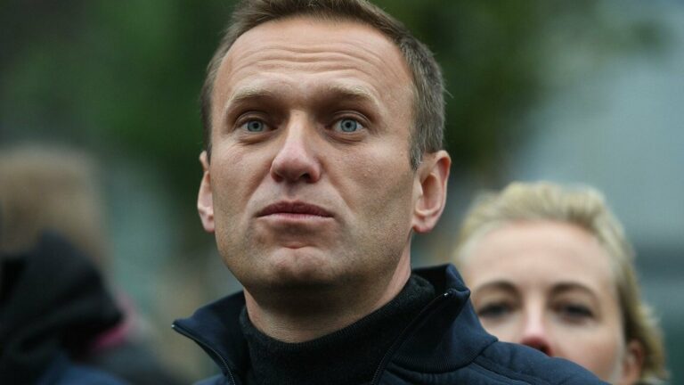 Отравленный Новичком Навальный подает в суд на Пескова: за что должен ответить пресс-секретарь Кремля - today.ua