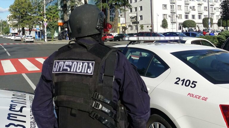 В Грузии силовики освободили заложников из захваченного банка: вооруженный грабитель в розыске - today.ua