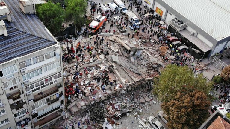 В Турции мощное землетрясение и цунами разрушили дома в курортном городе: есть погибшие и раненые - today.ua