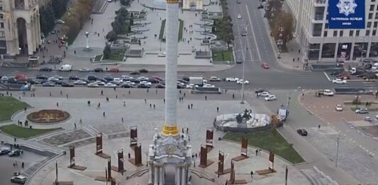 На Майдане Независимости машина въехала в остановку общественного транспорта: есть жертвы - today.ua