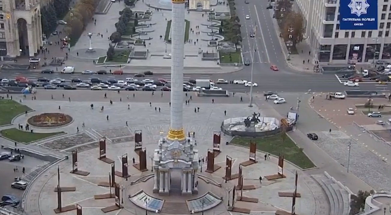 На Майдане Независимости машина въехала в остановку общественного транспорта: есть жертвы