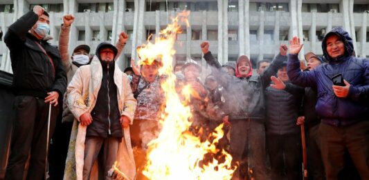 Власти Кыргызстана согласились с протестующими: результаты выборов отменили, что дальше - today.ua