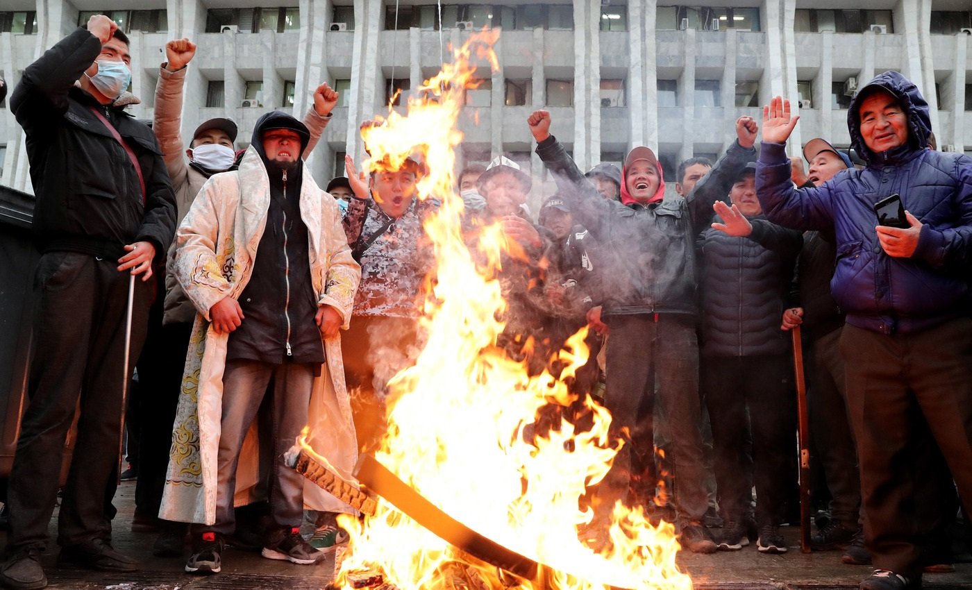 Власти Кыргызстана согласились с протестующими: результаты выборов отменили, что дальше