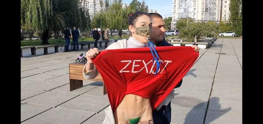 Зеленського на виборчій дільниці зустріла активістка Femen без нижньої білизни (фото)