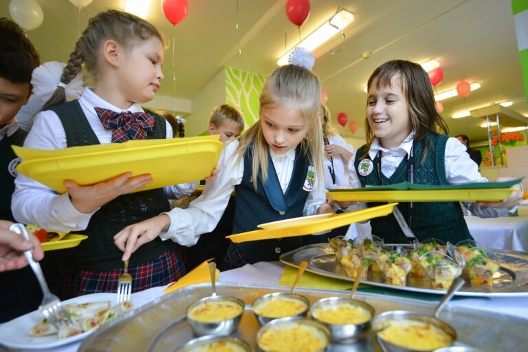 Шкільні їдальні готуватимуть тільки корисну їжу: МОЗ переглянуло дитяче меню - today.ua