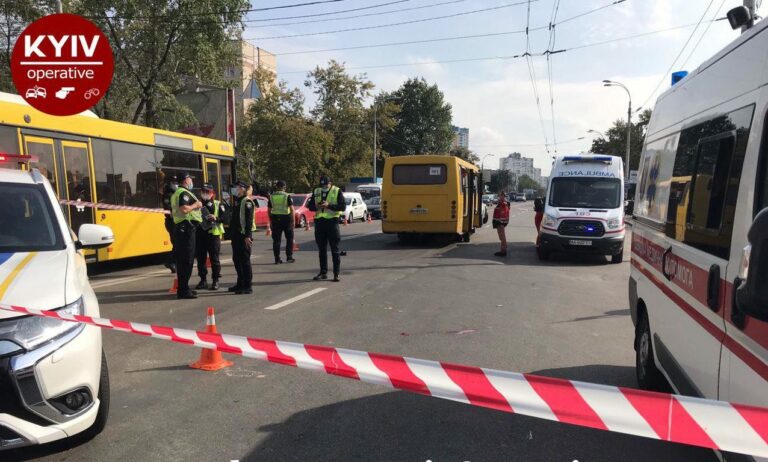 В Киеве маршрутка сбила пешеходов на “зебре“: все подробности смертельного ДТП   - today.ua