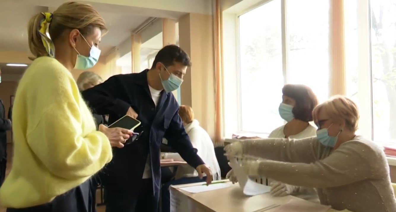 Зеленського на виборчій дільниці зустріла активістка Femen без нижньої білизни (фото)