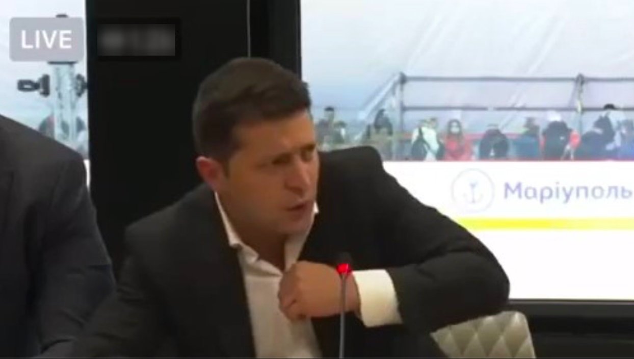 Зеленский в Мариуполе испугался громкого звука: что заставило президента закрыть уши