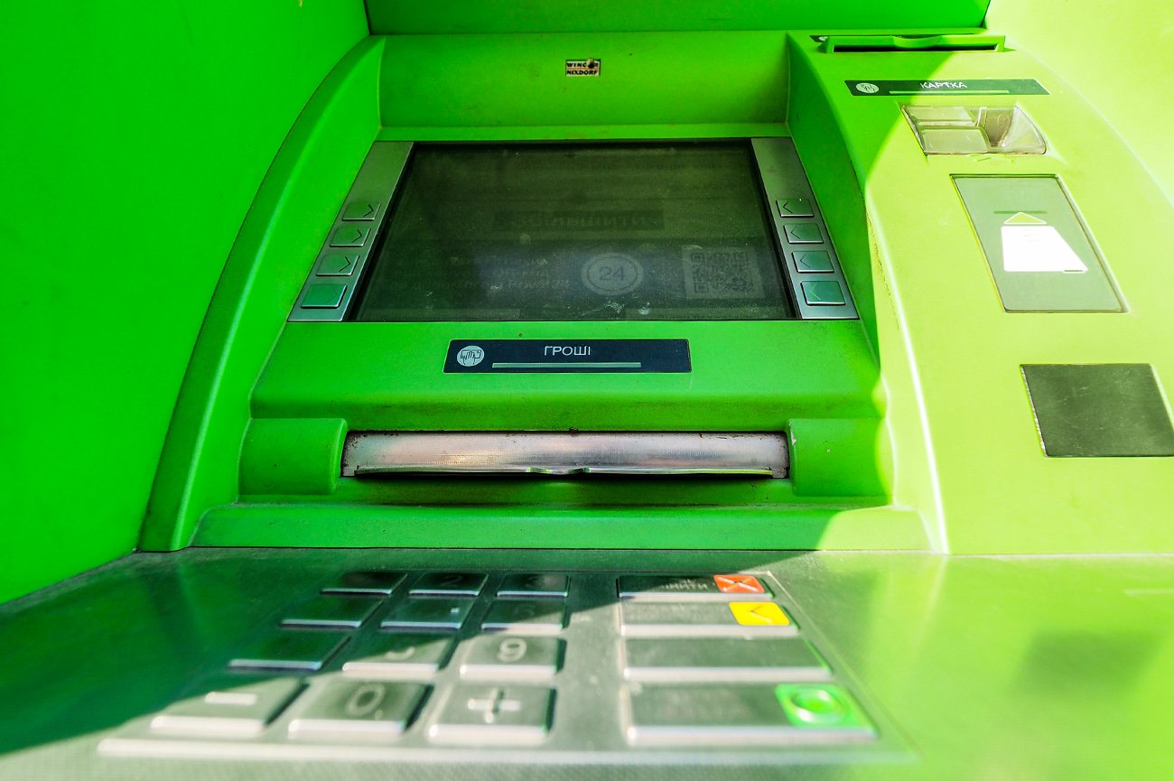 ПриватБанк оставил клиента без денег и карты: подробности скандала