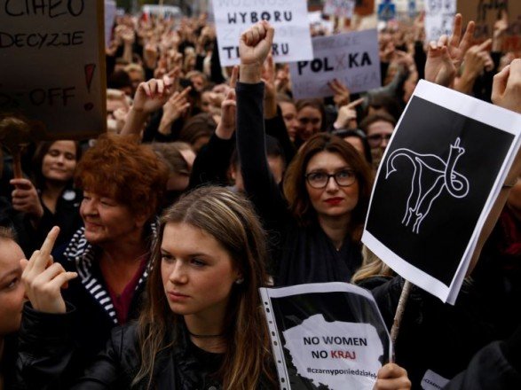 У Польщі практично заборонили аборти: країна скочується в середньовіччя