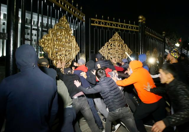 Протесты в Кыргызстане: штурм парламента, десятки раненных, и пожар в правительственном здании 