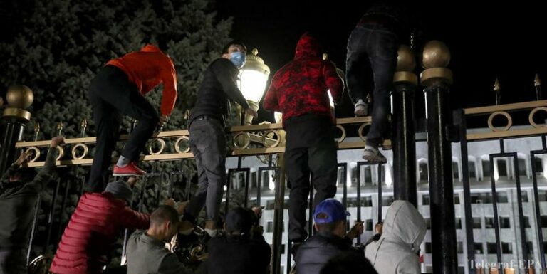 Протесты в Кыргызстане: штурм парламента, десятки раненных, и пожар в правительственном здании  - today.ua